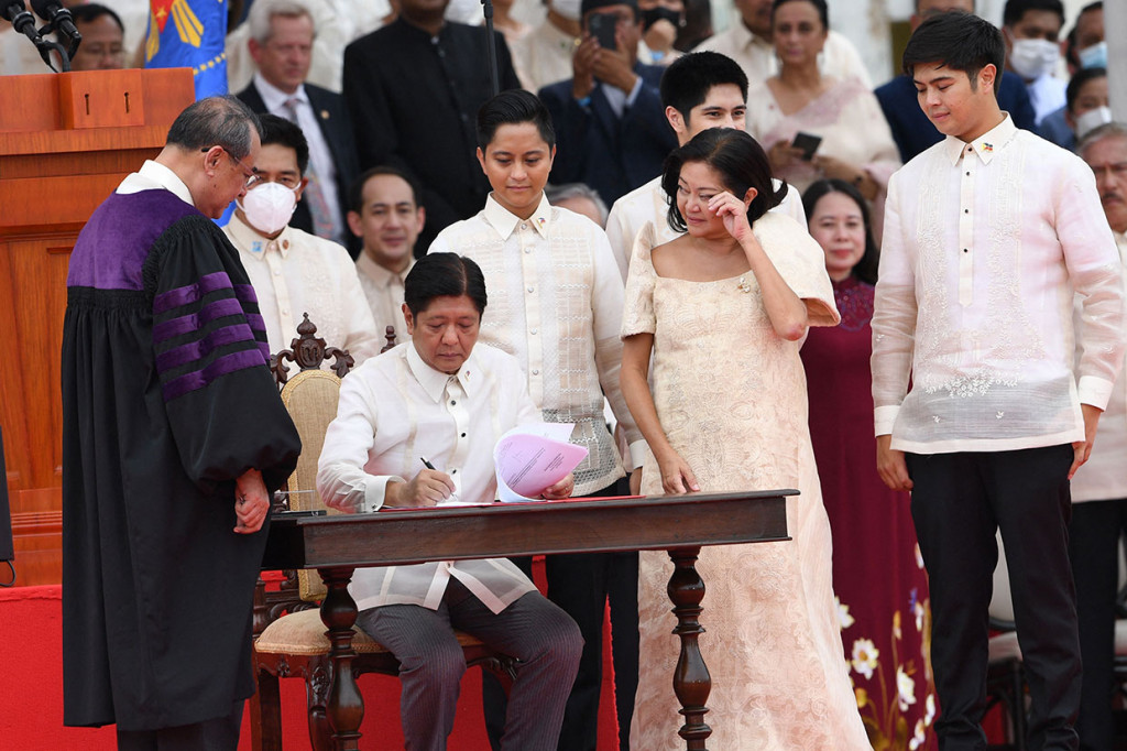 Marcos Jr menandatangani dokumen saat pelantikannya sebagai Presiden Filipina