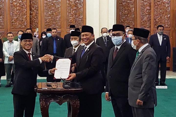 Acara pelantikan dihadiri Wakil Ketua MPR Lestari Moerdijat, Arsul Sani, dan Jazilul Fawaid. Hadir juga Menteri Dalam Negeri (Mendagri) Tito Karnavian, Wakil Ketua Komisi Yudisial (KY) M Taufiq, Wakil Ketua DPR Rachmat Gobel, pimpinan fraksi di DPR, MPR, dan DPD.