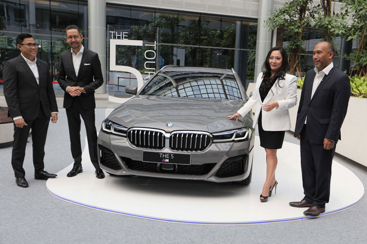 President Director BMW Group Indonesia Ramesh Divyanathan (kedua kiri), Vice President of Sales and Dealer Network Development Bayu Riyanto (kiri), Director of Communication BMW Group Indonesia Jodie O'Tania (kedua kanan), dan Vice President Customer Support BMW Group Indonesia Ariefin Makaminan (kanan) berbincang saat peluncuran mobil BMW 530i Touring M Sport di BMW Training Center, BSD, Tangerang, Banten, Kamis, 30 Juni 2022.