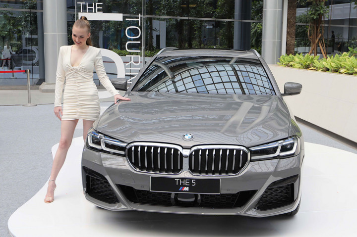 Product Planning BMW Indonesia Anindyato Dwikumoro mengatakan 530i Touring M Sport dirancang dengan keamanan berkendara yang baik dengan teknologi Fitur Adaptive Cruise Control (ACC) yang secara otomatis melakukan penyesuaian antara kecepatan mobil dengan kecepatan kendaraan lainnya yang ada di bagian depan dengan jarak aman.