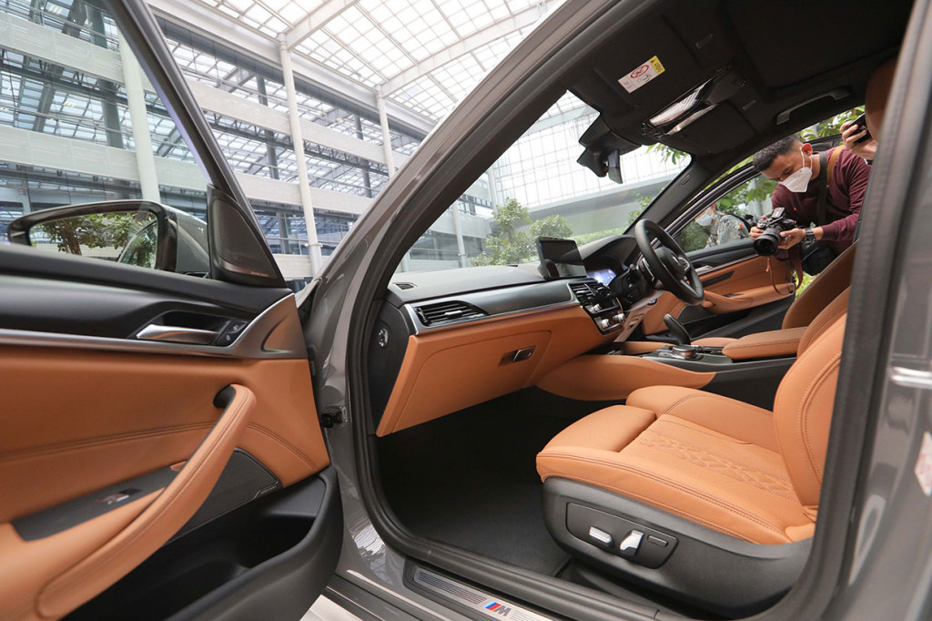 Kursi bagian depan baik untuk pengemudi dan penumpang, dirancang dengan gaya yang sporty serta dilengkapi sandaran kepala, tangan, dan paha yang dapat disesuaikan untuk tingkat ketinggian dan lebar secara elektrik demi kenyamanan pengemudi serta penumpang.