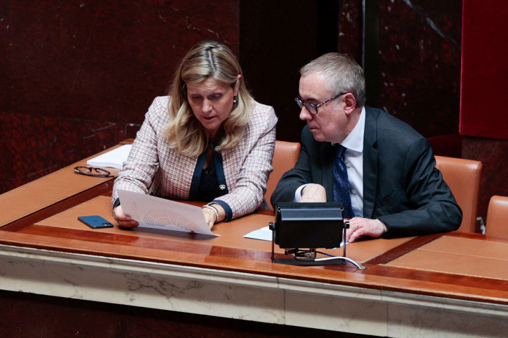 Braun-Pivet adalah anggota aliansi sentris 'Ensemble', Koalisi liberal yang mendukung Presiden Macron. Saat ini koalisi ini masih memegang kursi terbanyak di DPR Prancis walau tidak menguasai mayoritas suara untuk bisa meloloskan sebuah Undang-Undang.