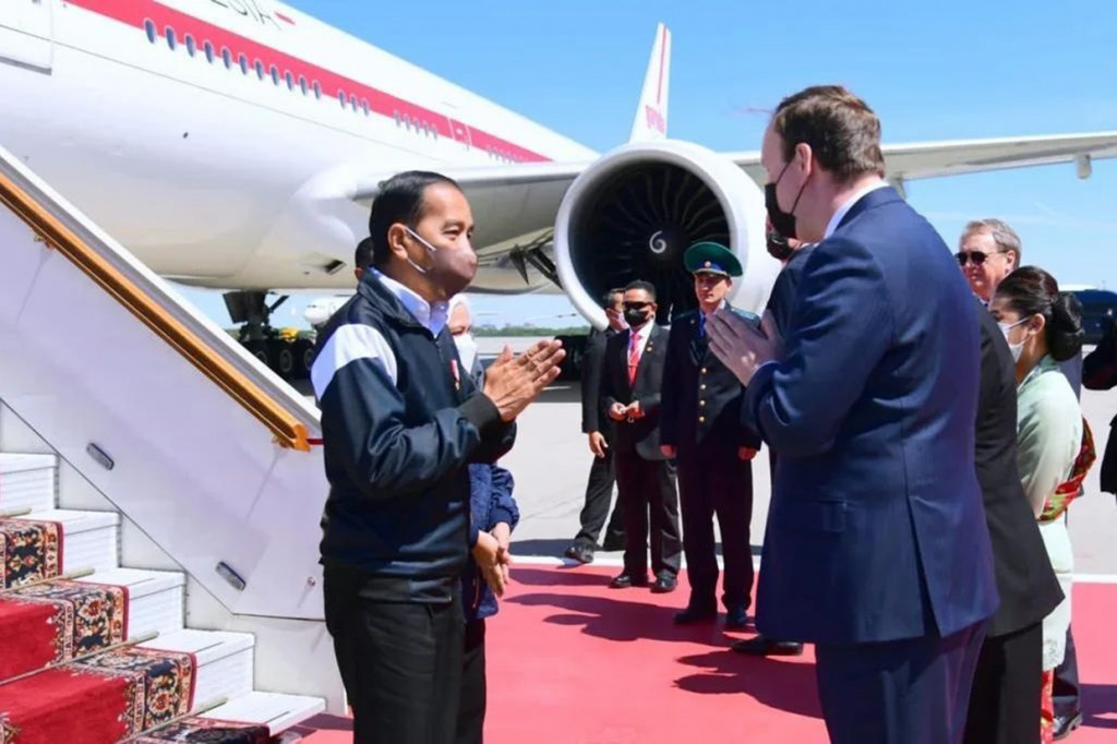 Setelah pintu pesawat terbuka, Presiden Jokowi dan Ibu Iriana turun dari pesawat dan disambut pejabat Federasi Rusia antara lain Kepala Protokol Negara Federasi Rusia Igor Viktorovich Bogdashev dan Wakil Menteri Luar Negeri Federasi Rusia Mikhail Bogdanov.