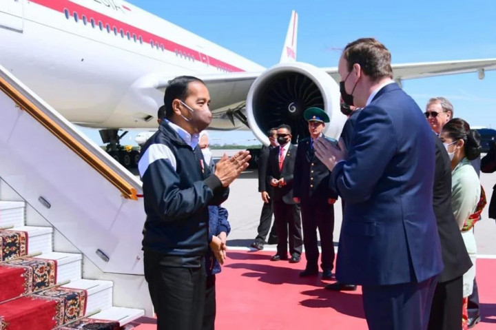 Setelah pintu pesawat terbuka, Presiden Jokowi dan Ibu Iriana turun dari pesawat dan disambut pejabat Federasi Rusia antara lain Kepala Protokol Negara Federasi Rusia Igor Viktorovich Bogdashev dan Wakil Menteri Luar Negeri Federasi Rusia Mikhail Bogdanov.