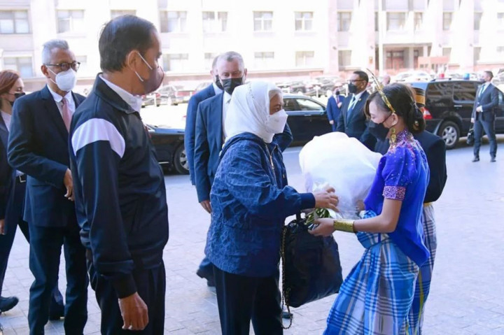Presiden Joko Widodo (Jokowi) dan Ibu Negara Iriana Jokowi saat tiba di Moskow, Rusia, Kamis, 30 Juni 2022.