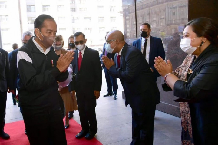 Dari bandara, Presiden Jokowi dan Ibu Iriana beserta rombongan akan menuju hotel tempat transit sebelum menuju Kremlin untuk bertemu Presiden Rusia Vladimir Putin.