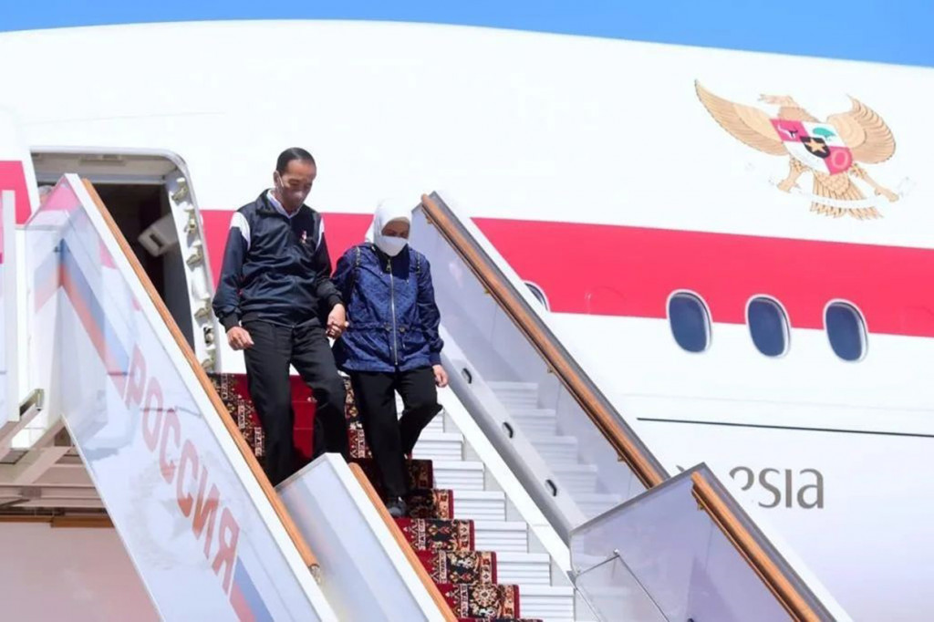 Presiden Joko Widodo (Jokowi) dan Ibu Negara Iriana Jokowi tiba di Moskow, Rusia, Kamis, 30 Juni 2022. Pesawat Garuda Indonesia GIA-1 yang membawa Presiden dan rombongan mendarat di Bandara Vnukovo II sekitar pukul 11.00 waktu setempat.