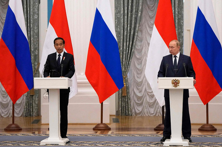 Presiden Joko Widodo menyatakan siap menjadi jembatan komunikasi antara Presiden Ukraina Volodymyr Zelenskyy dan Presiden Rusia Vladimir Putin agar kedua pihak mencapai perdamaian.