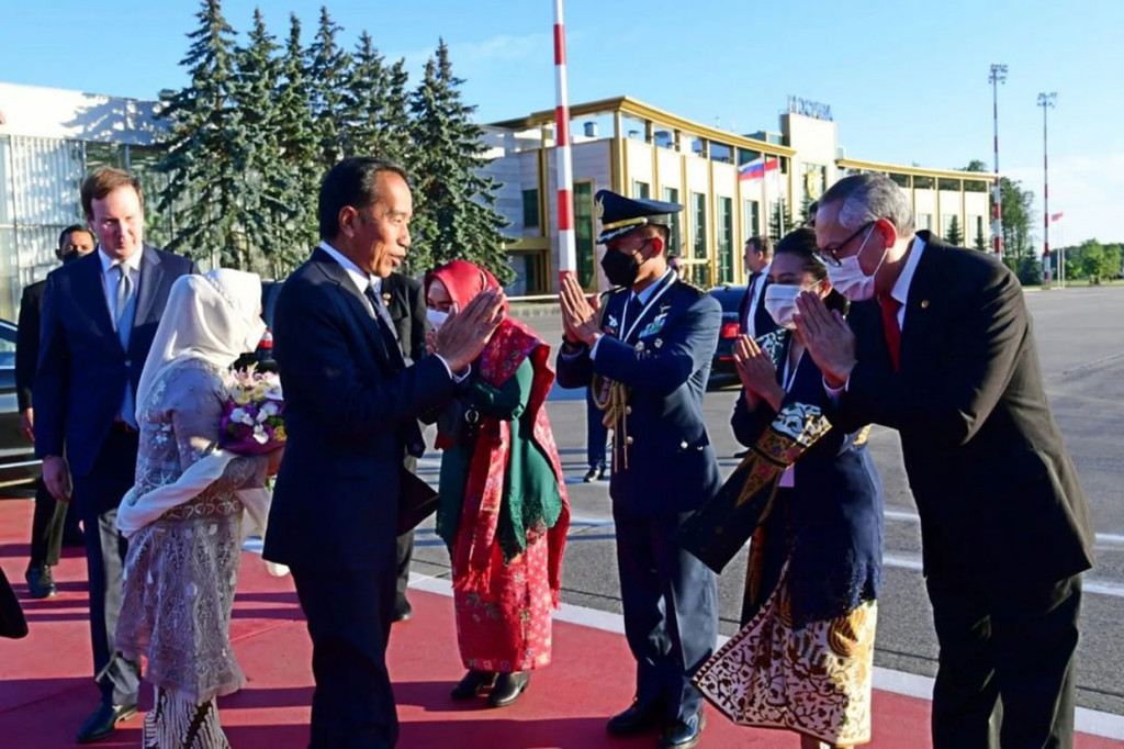 Jokowi dan Ibu Negara bersiap naik ke Pesawat Garuda Indonesia GIA-1.