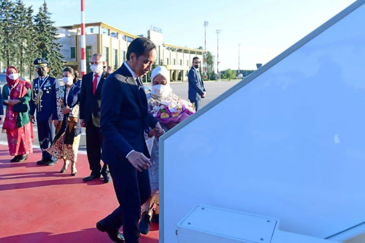 Dari Bandara Vnukovo II, Moskow, Rusia, Presiden Jokowi beserta Ibu Negara Iriana Joko Widodo dan rombongan lepas landas sekitar pukul 20.15 waktu setempat dengan menggunakan Pesawat Garuda Indonesia GIA-1.