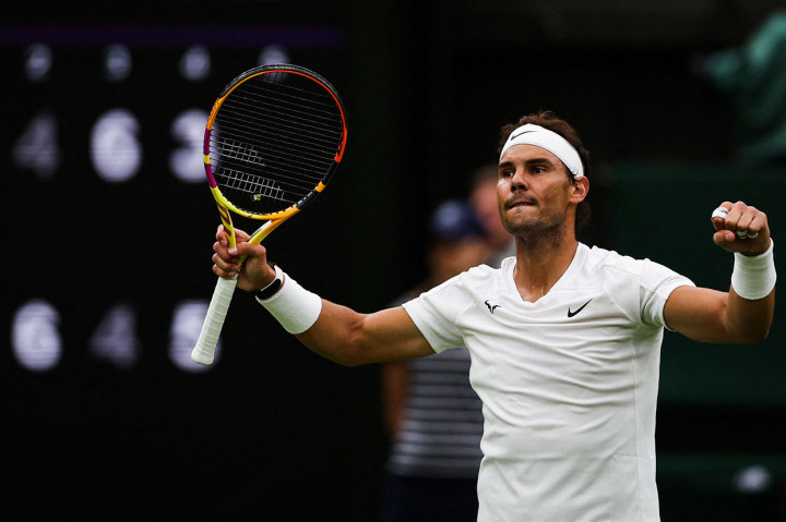 Petenis Spanyol Rafael Nadal melakukan selebrasi setelah berhasil melenggang ke babak ketiga turnamen Wimbledon, Kamis, 30 Juni 2022 waktu setempat. 