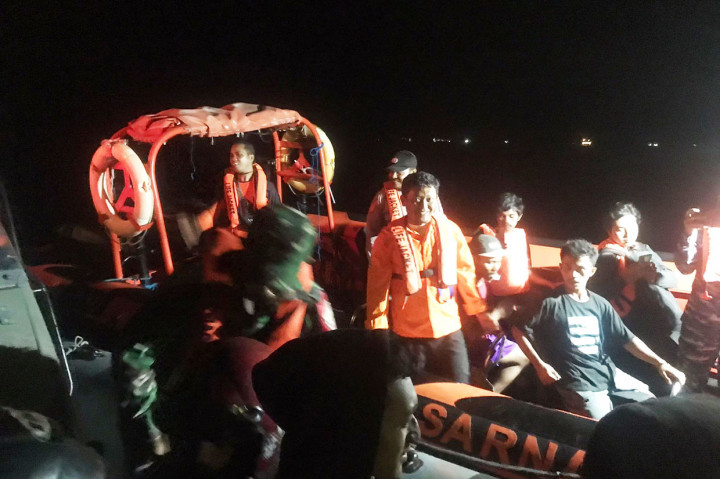 Tim SAR mengevakuasi 13 penumpang KM Karmila, kapal yang mengalami kerusakan di wilayah perairan Pulau Kambing, Kabupaten Manggarai Barat, Provinsi Nusa Tenggara Timur.