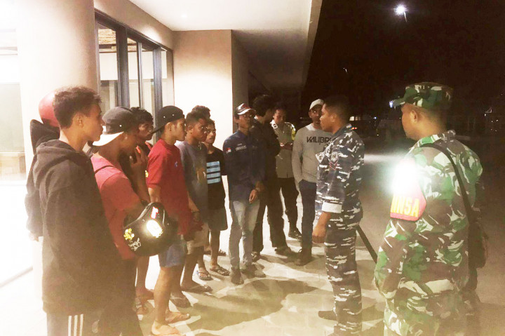 Kepala Kantor Pencarian dan Pertolongan Maumere Lalu Wahyu Efendi mengatakan bahwa Tim SAR mengevakuasi 13 penumpang KM Karmila menggunakan kapal RIB Pos SAR Manggarai Barat dan Sea Rider Pangkalan TNI Angkatan Laut (Lanal) Labuan Bajo pada Kamis, 30 Juni 2022 malam.