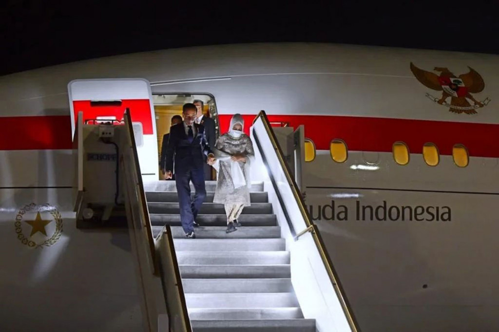 Presiden Joko Widodo dan Ibu Negara Iriana Joko Widodo tiba di Abu Dhabi, Uni Emirat Arab (UEA), Jumat, 1 Juli 2022 sekitar pukul 02.15 waktu setempat.