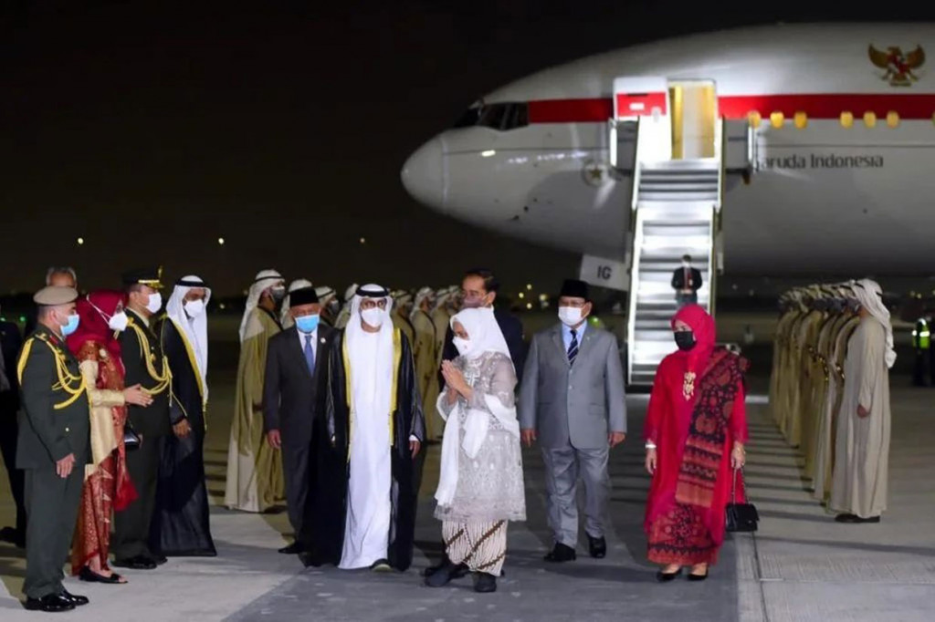 Saat turun dari pesawat, Presiden dan Ibu Iriana disambut oleh Menteri Energi dan Infrastruktur UEA Suhail Mohammed Al Mazroei, Duta Besar RI untuk UEA Husin Bagis beserta istri, Duta Besar UEA untuk Indonesia Abdullah Aldhaheri, Menteri Pertahanan Prabowo Subianto, dan Atase Pertahanan di KBRI Riyadh Brigjen TNI Putut Witjaksono Hadi beserta istri.