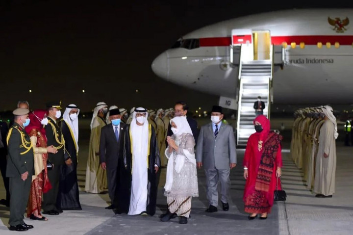 Saat turun dari pesawat, Presiden dan Ibu Iriana disambut oleh Menteri Energi dan Infrastruktur UEA Suhail Mohammed Al Mazroei, Duta Besar RI untuk UEA Husin Bagis beserta istri, Duta Besar UEA untuk Indonesia Abdullah Aldhaheri, Menteri Pertahanan Prabowo Subianto, dan Atase Pertahanan di KBRI Riyadh Brigjen TNI Putut Witjaksono Hadi beserta istri.