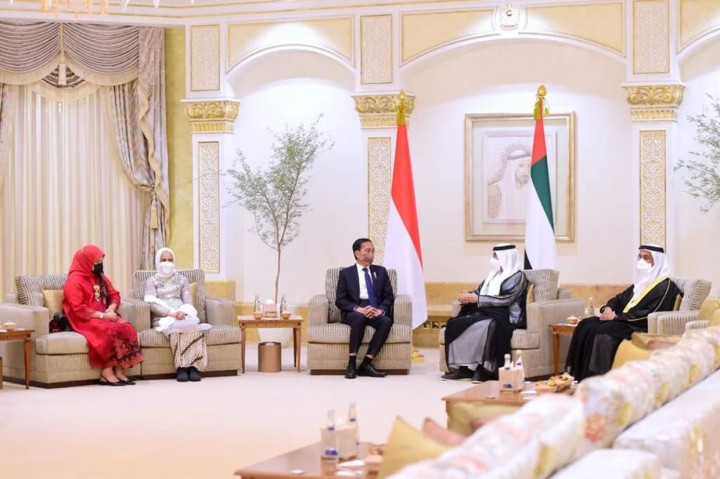Di Abu Dhabi, mengawali agendanya pada pagi hari nanti, Presiden Jokowi dijadwalkan akan bertemu dengan pebisnis dan investor PEA. Pada siang harinya, Presiden Jokowi dan Presiden UEA Sheikh Mohamed bin Zayed bin Sultan Al Nahyan diagendakan akan melaksanakan salat jumat berjemaah bersama sebelum keduanya melakukan pertemuan bilateral.