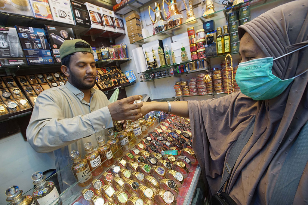 Di sela-sela melaksanakan ibadah haji, jemaah asal Indonesia memanfaatkan waktu senggang untuk berbelanja di kawasan Mekkah, Arab Saudi.