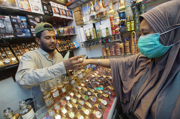 Di sela-sela melaksanakan ibadah haji, jemaah asal Indonesia memanfaatkan waktu senggang untuk berbelanja di kawasan Mekkah, Arab Saudi.