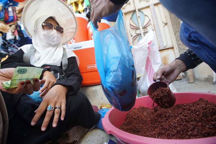 Toko-toko tersebut menjadi incaran jemaah haji Indonesia saat senggang dan juga menerima uang pecahan rupiah untuk melakukan transaksi.
