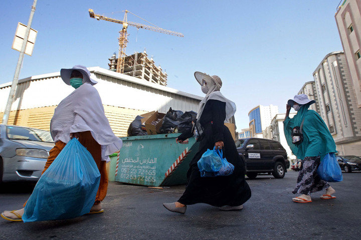 Jemaah haji Indonesia kembali ke hotel usai berbelanja di toko peralatan ibadah dan suvenir di kawasan Mekkah, Arab Saudi.