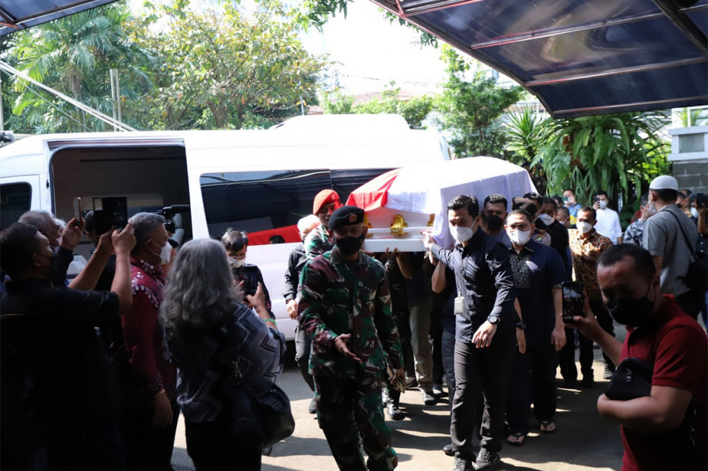  Jenazah Menteri Pendayagunaan Aparatur Negara dan Reformasi Birokrasi (PANRB) Tjahjo Kumolo tiba di rumah duka dinas Menteri PANRB Jl. Widya Chandra IV No. 22. Jakarta Selatan, Jumat, 1 Juli 2022.