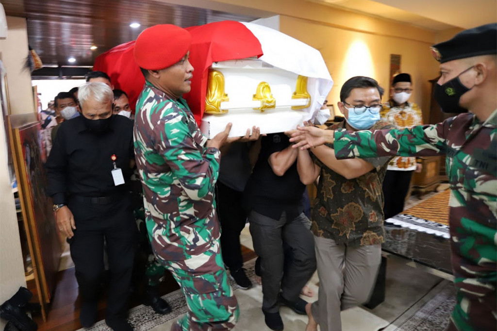 Jenazah memasuki rumah itu pada pukul 13.40 WIB yang diturunkan dari mobil ambulans diiringi dengan pasukan dari kepolisian.