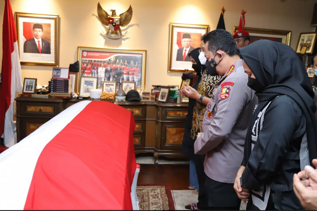 Tampak para pejabat sudah berada di rumah duka yakni Kapolri Jenderal Listyo Sigit Prabowo, Menteri Energi dan Sumber Daya Mineral (ESDM) Arifin Tasrif, Kepala Staf Kepresidenan Moeldoko, Menteri Sosial Tri Rismaharini, dan Menteri Perhubungan Budi Karya Sumadi.