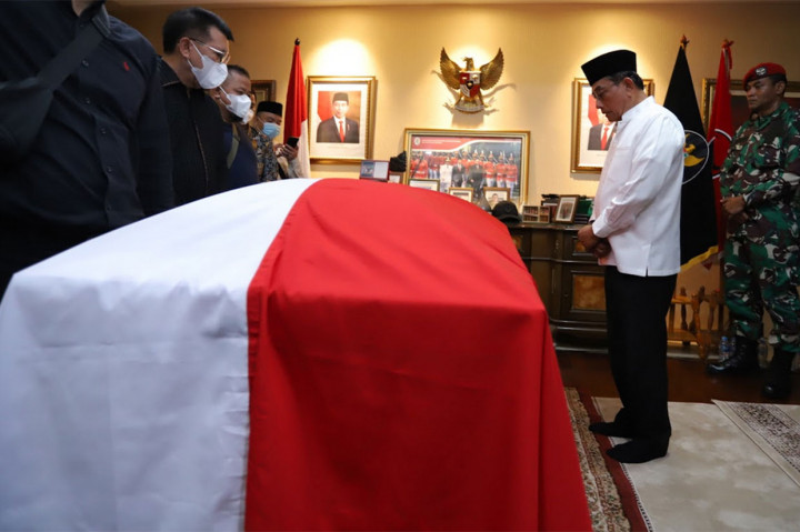 Menurut polisi yang berjaga, jenazah akan disalatkan di Masjid Quba Kantor Kementerian PANRB Jl. Jend. Sudirman Kav.69 Kebayoran Baru Jakarta Selatan, lalu akan dimakamkan di Taman Makam Pahlawan Kalibata.