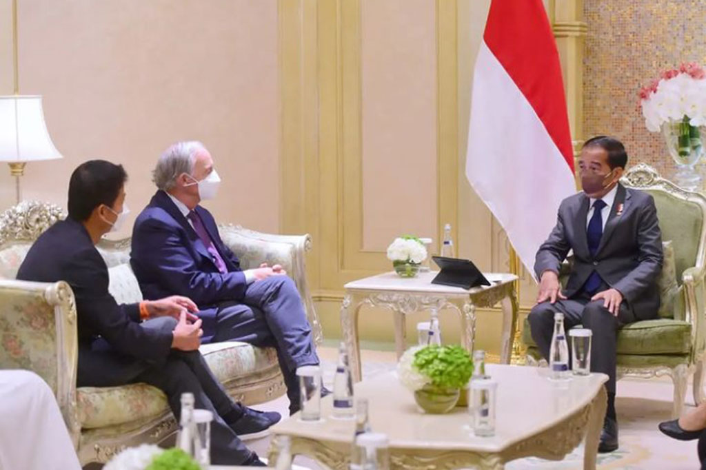 Dalam kunjungan kerjanya ke Uni Emirat Arab (UEA), Presiden Joko Widodo berdialog dengan sejumlah investor dan pengusaha di Hotel Emirates Palace, Abu Dhabi, PEA, pada Jumat, 1 Juli 2022.