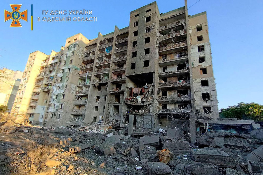 Rudal Rusia menghantam sebuah gedung apartemen dan dua kamp liburan di dekat pelabuhan Odesa di Laut Hitam Ukraina pada Jumat, 1  Juli 2022 pagi. Serangan tersebut mengakibatkan sedikitnya 18 orang  meninggal dunia dan melukai puluhan lainnya.  