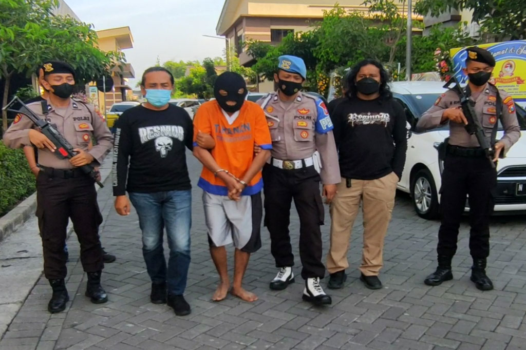 Kepada polisi J mengaku disuruh oleh saudara sepupunya E untuk menembak M Sabar, karena pernah menggoda istri E lima tahun silam. J diiming-imingi upah sebesar Rp100 juta untuk melakukan aksinya. Polisi saat ini tengah mengejar E yang menjadi otak penembakan tersebut.