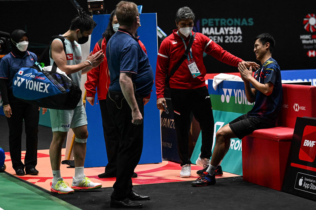 Tunggal putra Indonesia Shesar Hiren Rhustavito menyapa lawannya Kento Momota dari Jepang usai laga perempat final Malaysia Open, Jumat, 1 Juli 2022.