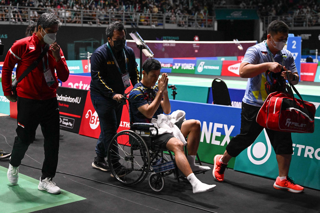 Vito terpaksa mundur dari arena setelah mengalami cedera di bagian kaki saat tertinggal 6-13 dari Momota di babak pertama. Kaki kanan Vito terlihat bermasalah dan terjatuh di lapangan.