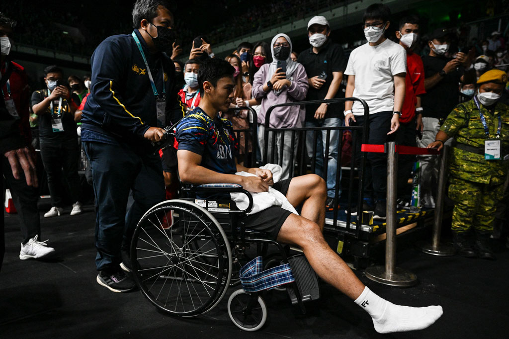 Setelah beberapa saat mendapat perawatan di tepi lapangan, Vito memutuskan untuk mundur dari pertandingan. Momota sempat menyalami Vito di depan wasit. Vito pun harus dibawa dengan kursi roda saat keluar dari lapangan.