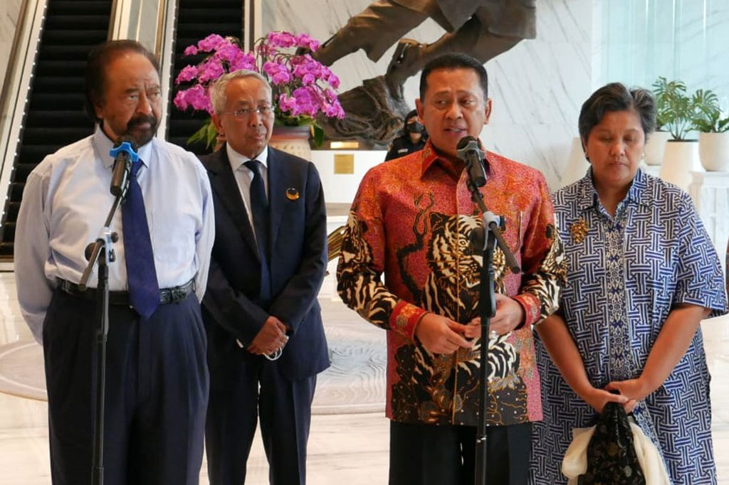 Ketua MPR Bambang Soesatyo (kedua kanan) didampingi Wakil Ketua MPR Lestari Moerdijat (kanan) bersama Ketua Umum Partai NasDem Surya Paloh (kiri) memberikan keterangan pers seusai melakukan silaturahmi kebangsaan di kantor DPP Partai Nasdem, Jakarta, Jumat, 1 Juli 22.