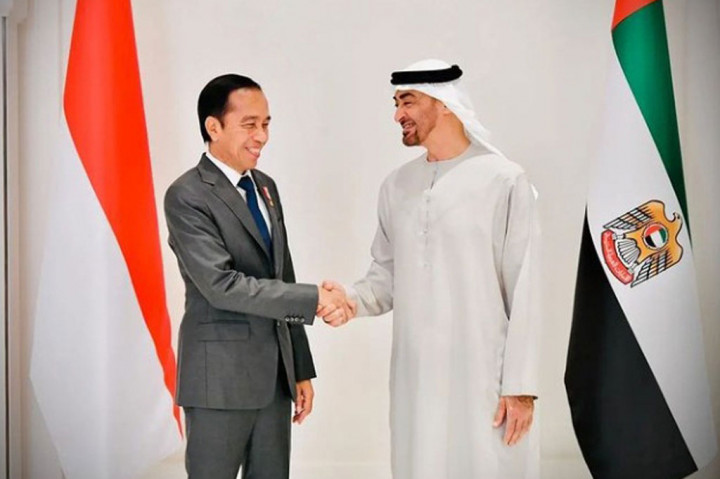 Presiden Joko Widodo (Jokowi) berjabat tangan dengan Presiden Persatuan Emirat Arab (PEA) Sheikh Mohamed bin Zayed (MBZ) bin Sultan Al Nahyan di Istana Al Shatie, Abu Dhabi, Jumat, 1 Juli 2022.
