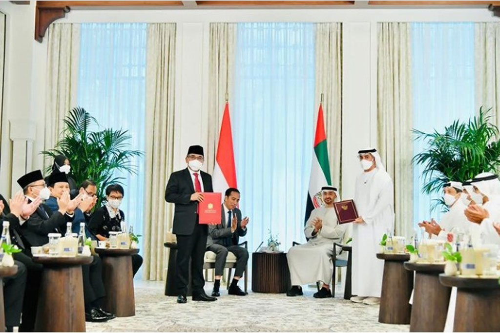 Presiden Joko Widodo bersama Presiden Uni Emirat Arab (UAE) Sheikh Mohamed bin Zayed bin Sultan Al Nahyan (MBZ) menyaksikan langsung pertukaran dokumen Kesepakatan Kemitraan Ekonomi Komprehensif Indonesia-UAE (IUAE-CEPA) di Istana Al Shatie, Abu Dhabi, UAE, Jumat, 1 Juli 2022.