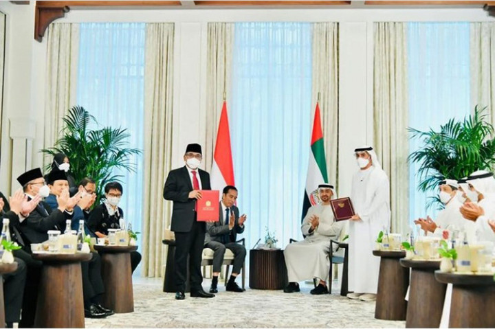 Presiden Joko Widodo bersama Presiden Uni Emirat Arab (UAE) Sheikh Mohamed bin Zayed bin Sultan Al Nahyan (MBZ) menyaksikan langsung pertukaran dokumen Kesepakatan Kemitraan Ekonomi Komprehensif Indonesia-UAE (IUAE-CEPA) di Istana Al Shatie, Abu Dhabi, UAE, Jumat, 1 Juli 2022.
