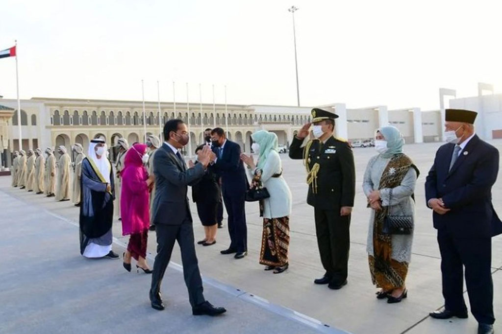 Presiden dan Ibu Iriana dilepas oleh Menteri Energi dan Infrastruktur PEA Suhail Mohammed Al Mazroei, Duta Besar RI untuk PEA Husin Bagis beserta istri, dan Duta Besar PEA untuk Indonesia Abdullah Aldhaheri.