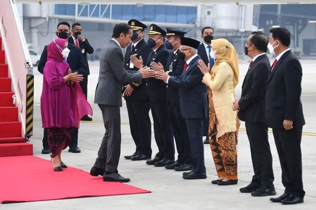 Di tangga pesawat, Presiden Jokowi dan Ibu Iriana tampak disambut oleh Wakil Presiden Ma'ruf Amin beserta Ibu Wury Ma'ruf Amin, Menteri Sekretaris Negara Pratikno, Kepala Staf Kepresidenan Moeldoko, Panglima Jenderal Andika Perkasa, Kapolri Jenderal Listyo Sigit Prabowo, dan Pj. Gubernur Banten Almuktabar.