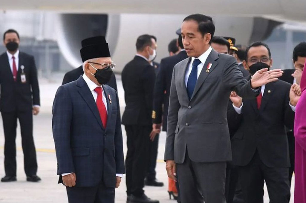 Presiden Jokowi berbincang-bincang dengan Wapres Ma'ruf Amin.
