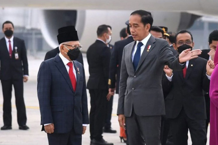 Presiden Jokowi berbincang-bincang dengan Wapres Ma'ruf Amin.
