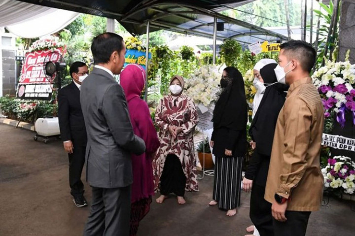 Presiden Joko Widodo dan Ibu Iriana Joko Widodo bertakziah ke rumah duka almarhum Menteri Pendayagunaan Aparatur Negara dan Reformasi Birokrasi (Menpan RB) Tjahjo Kumolo di kompleks Menteri Widya Chandra, Jakarta, Sabtu, 2 Juli 2022.