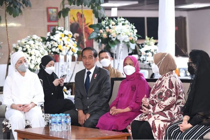 Presiden dan Ibu Iriana tiba pukul 07.22 WIB dan disambut oleh istri almarhum, Erni Guntarti, beserta anak-anaknya, yakni Rahajeng Widyaswari, Karunia Putri Pari Cendana, dan menantunya Detri Warmanto.
