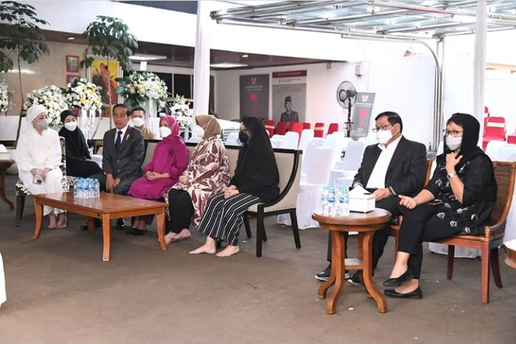 Presiden dan Ibu Iriana kemudian berbincang dengan keluarga almarhum.
