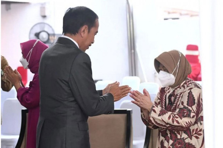 Setelah berbincang sekaligus mendoakan almarhum, Presiden Jokowi dan Ibu Iriana berpamitan dan meninggalkan rumah duka.