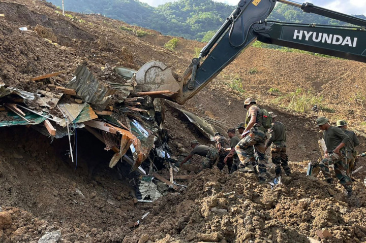 Tanah longsor terjadi di India bagian timur laut pada Kamis, 30 Juni 2022. Hingga Sabtu, 2 Juli 2022 sedikitnya 20 orang ditemukan meninggal dunia akibat bencana yang mengubur sebuah kamp konstruksi kereta api tersebut.