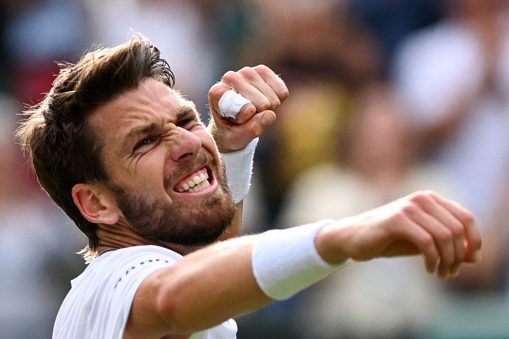 Petenis nomor satu Inggris Cameron Norrie melakukan selebrasi setelah untuk pertama kalinya melenggang ke babak keempat turnamen Wimbledon, Jumat, 1 Juli 2022 waktu setempat.