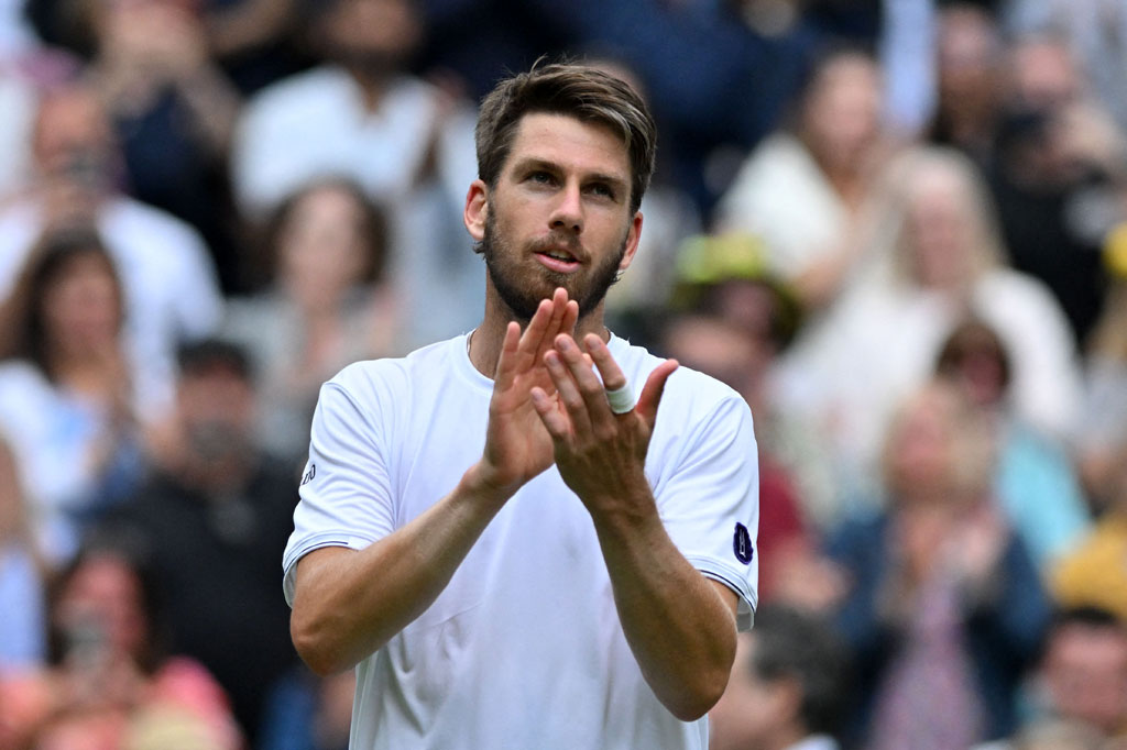 Petenis peringkat 12 dunia yang mengikuti jejak rekan senegaranya Heather Watson mencapai 16 besar Wimbledon itu selanjutnya akan menghadapi petenis Amerika Serikat lainnya Tommy Paul.